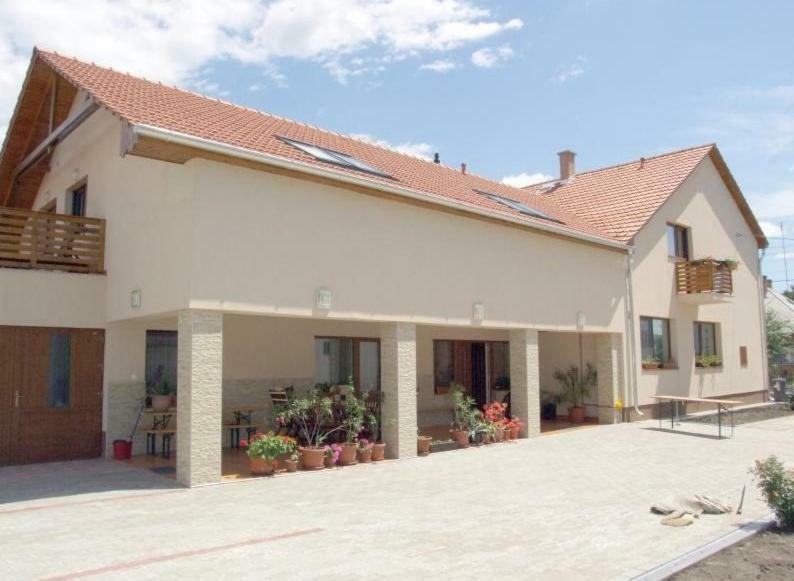 Aura Vendeghaz Hotel Hajduszoboszlo Exterior photo